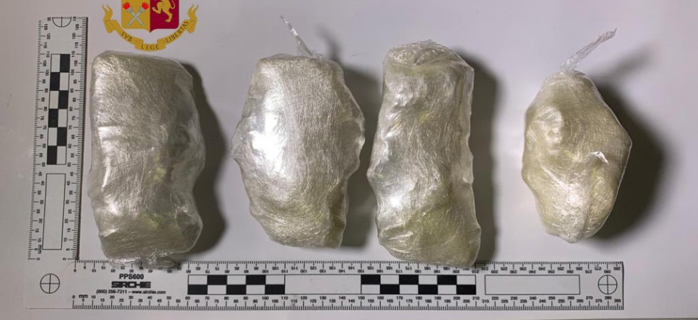 Nel giubbotto aveva ricavato delle tasche nascoste dove tenere oltre 2 etti e mezzo di cocaina